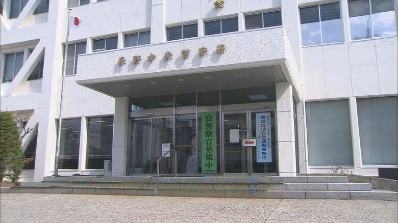 深夜のコンビニ駐車場に包丁のような刃物をもった男　防犯カメラでも確認　警察が注意呼びかけ　長野市｜FNNプライムオンライン