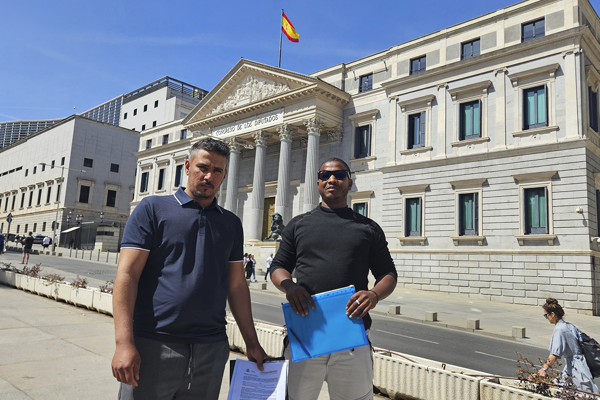 Azman Mohamed y Mahmud Braim presentaron hace un año la solicitud de apátridas y siguen a la espera. Viven en un asentamiento de chabolas.