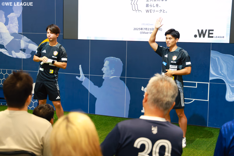 デフサッカー男子日本代表の原口凌輔選手(左)と林滉大選手(右)。2025年11月に開催された東京2025デフリンピックで男子デフサッカー日本代表は史上初となる銀メダルを獲得した。