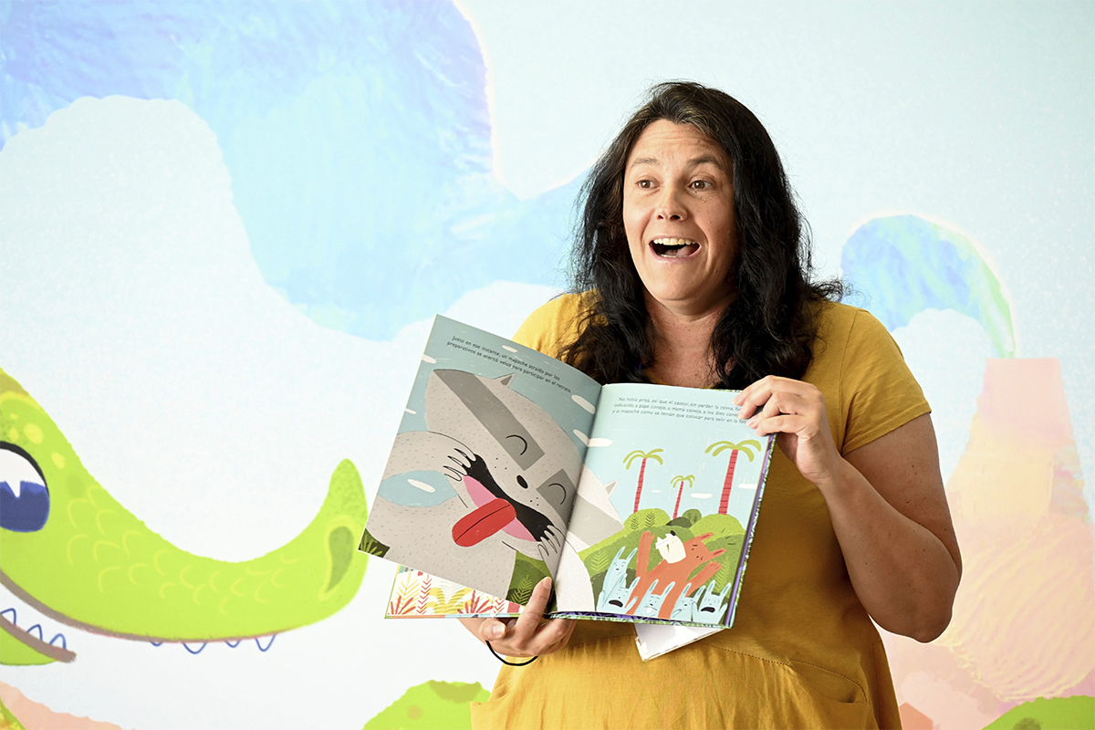 Pilar Serrano, narradora, profesora y escritora de literatura infantil, en una sesi�n de cuentacuentos con sus alumnos.