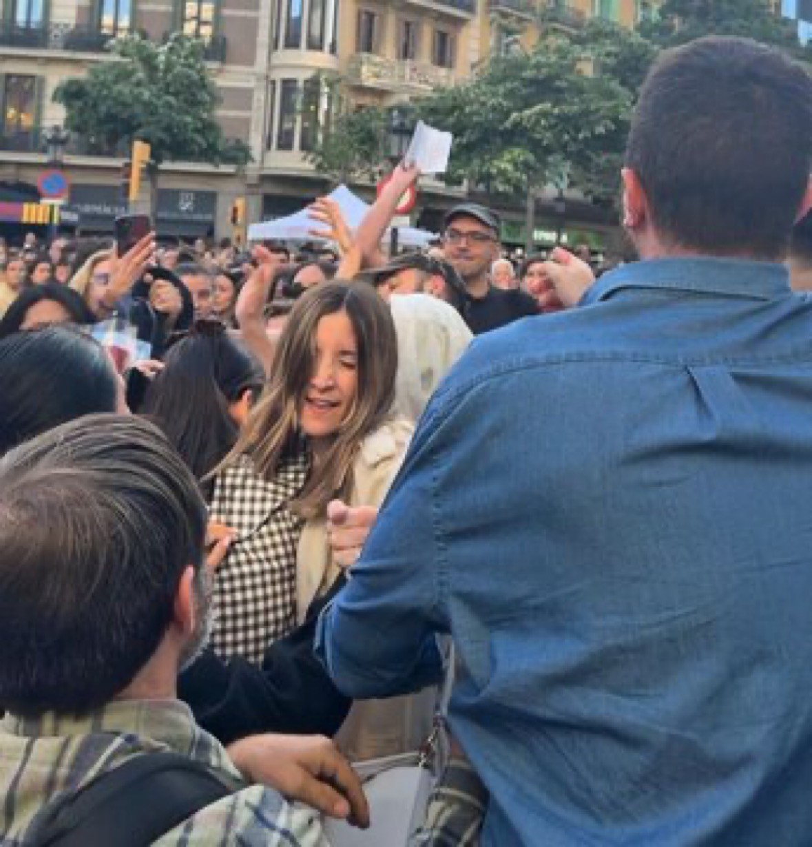 Atacan la carpa de Vox en Barcelona por Sant Jordi y agreden a la diputada J�lia Calvet