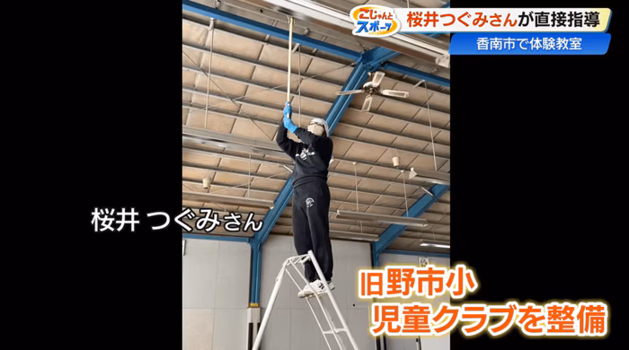会場設営する桜井つぐみさん