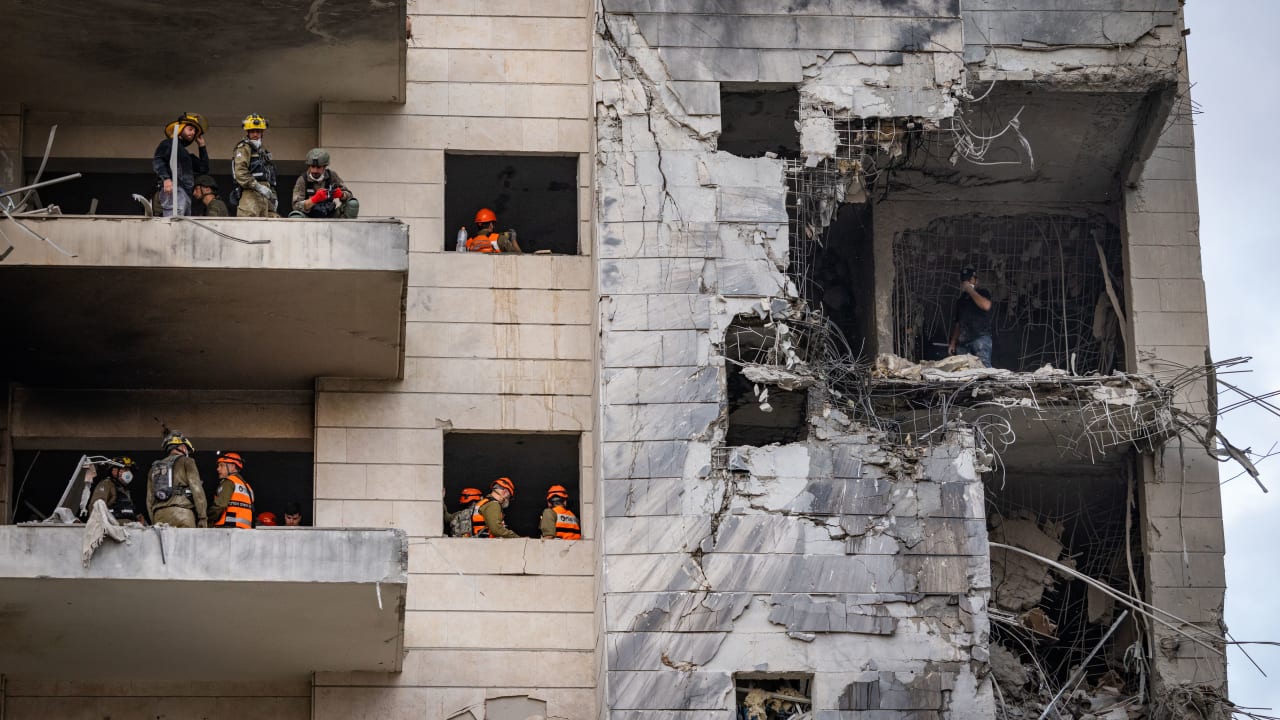  Israeli security and rescue forces at the scene where a ballistic missile fired from Iran hit and caused damage in Petah Tikva, June 16, 2025