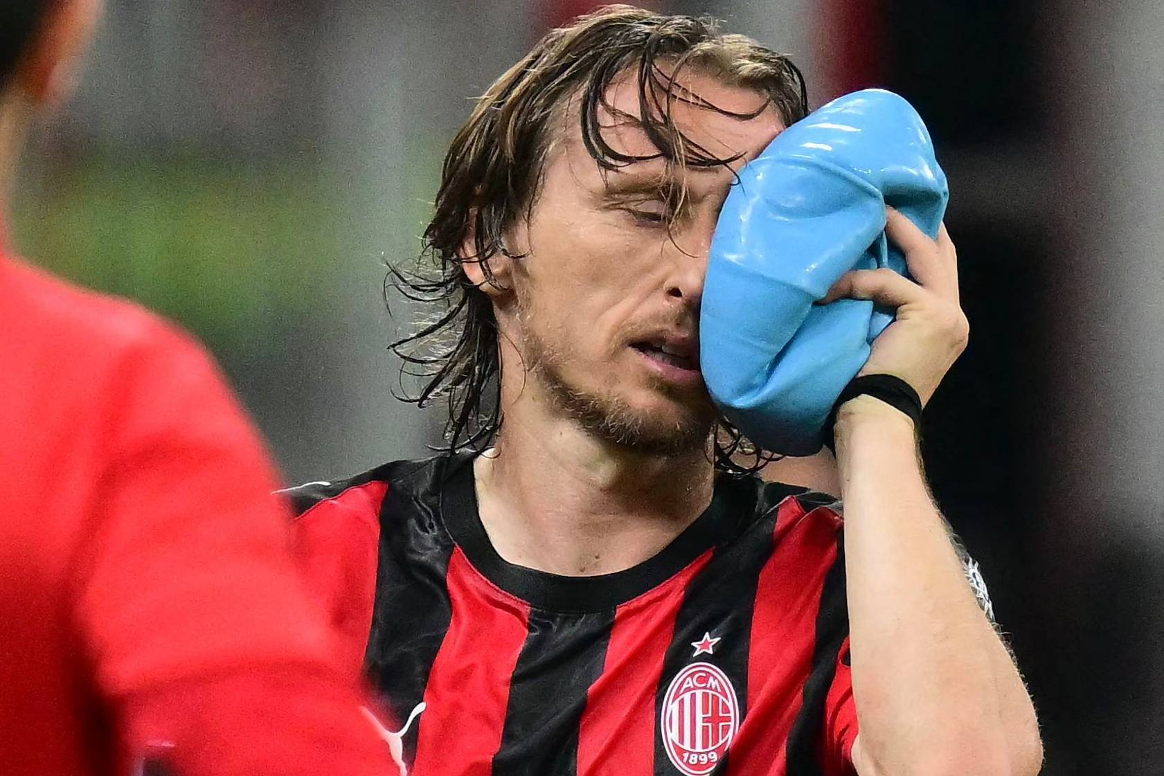 Modric se pone hielo en el p�mulo fracturado durante el partido cntra la Juve.
