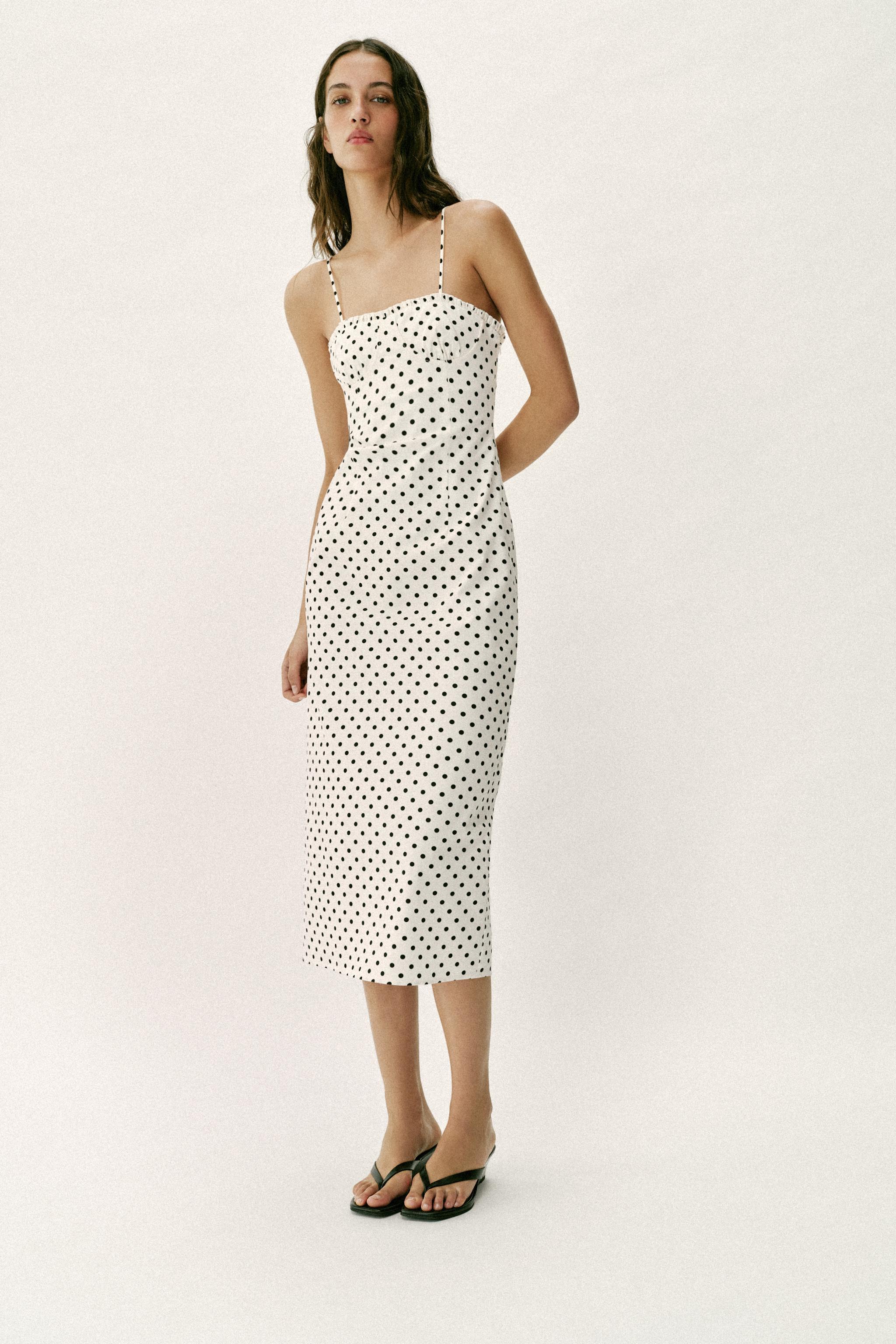 Parece un dise�o de boutique francesa: el vestido de lunares midi corsetero de Zara est� en tendencia y es la compra maestra de esta temporada para tus eventos de primavera y verano
