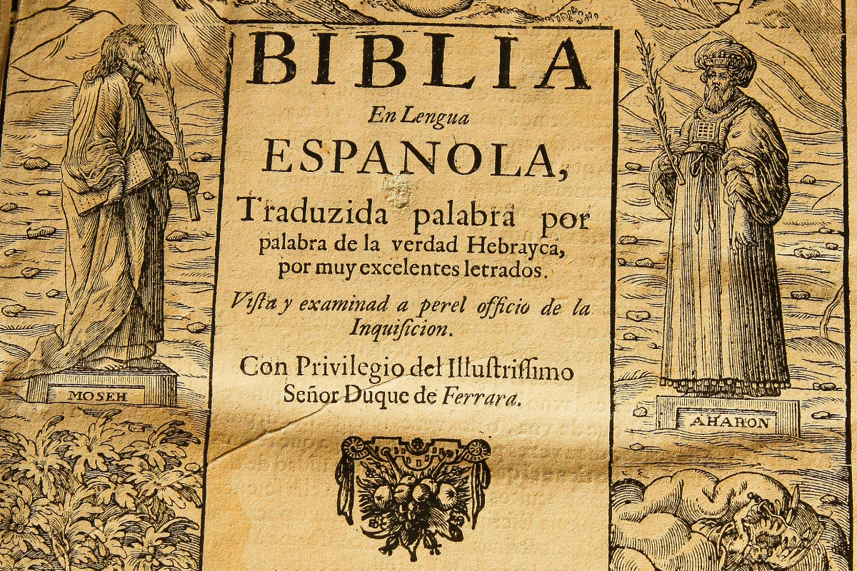 Detalle de la portada interior de un ejemplar original de la Biblia de Ferrara.