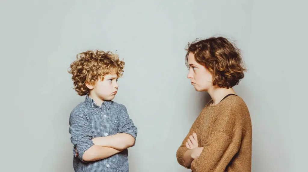 Madre e hijo enfadados
