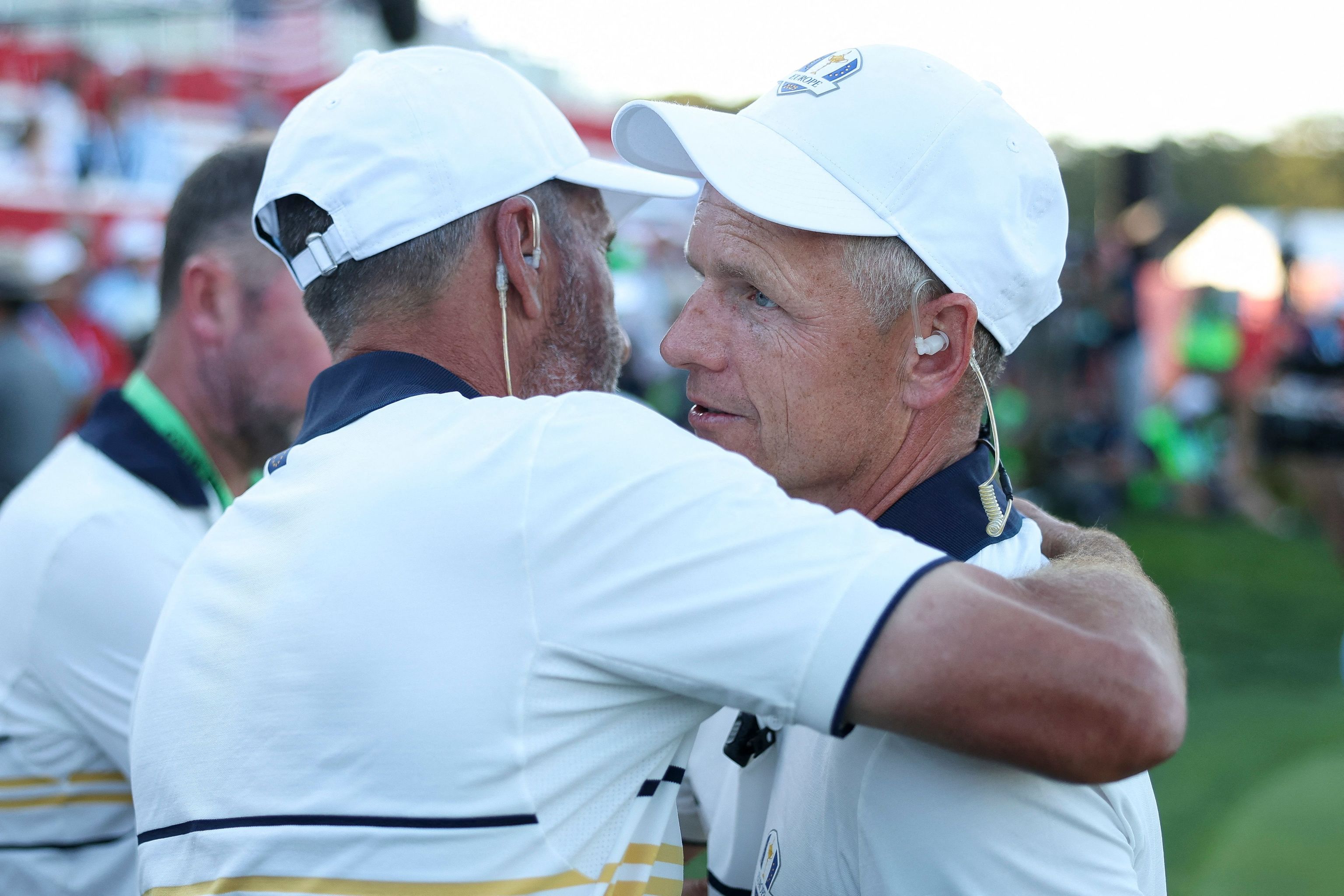 Luke Donald abraza a Jose Maria Olaz�bal, durante la Ryder Cup.