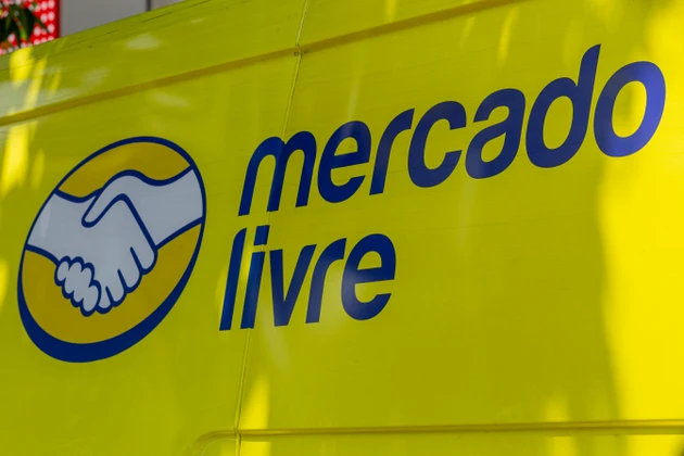 Mercado Livre van delivers products on electric van