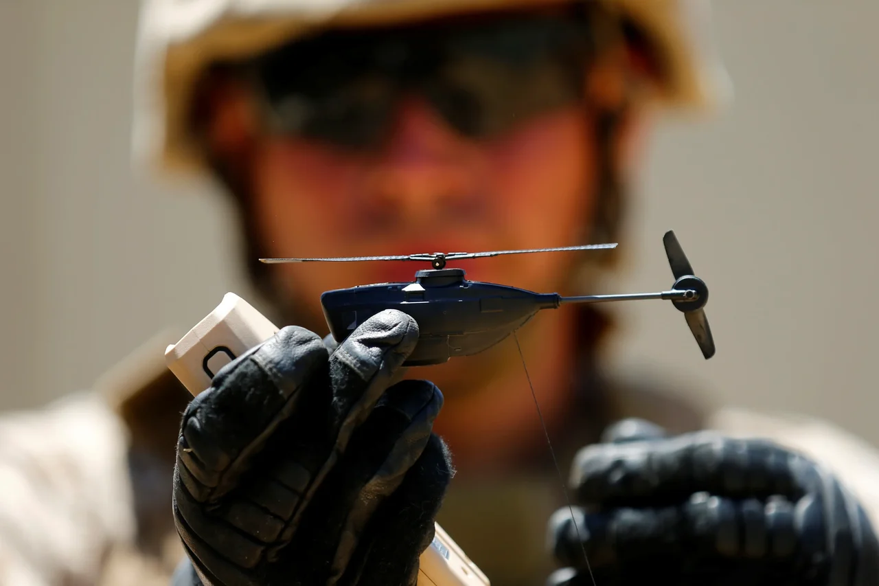一名美國海軍陸戰隊員展示一架 Grp I UAS 黑蜂無人機｜Photo Credit: Reuters / 達志影像