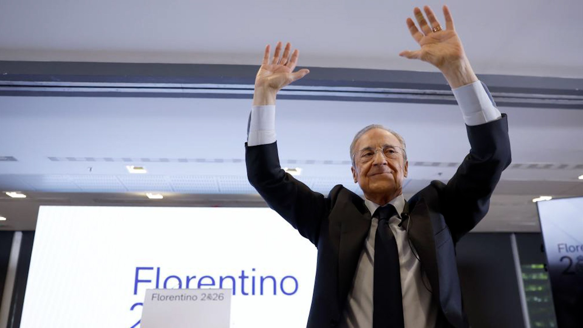 El presidente del Real Madrid, Florentino Pérez, aprovechó el acto de cierre de su campaña electoral para dar la bienvenida al Papa León XIV a España y destacar la simpatía del pontífice por el club blanco, una revelación que ha generado una gran repercusión entre los aficionados madridistas.

"Para nosotros es un orgullo y un honor", afirmó Florentino después de que León XIV confesara durante su viaje a Madrid que, aunque el Papa es de todos los equipos, Robert Prevost es seguidor del Real Madrid.

Durante su intervención, el dirigente madridista también hizo un llamamiento a la participación de los socios en las elecciones del club. "El Real Madrid nos necesita, está en juego nuestro futuro", señaló, animando a acudir a votar en la Ciudad Deportiva.

Además, Florentino Pérez aprovechó el acto para responder a las críticas y propuestas de la candidatura rival encabezada por Enrique Riquelme. El presidente denunció la difusión de "bulos" relacionados con posibles fichajes y cuestionó algunas de las informaciones difundidas durante la campaña.

En concreto, calificó de "bochorno" el anuncio realizado sobre un supuesto entrenador para el proyecto alternativo, asegurando que el técnico mencionado rechazó públicamente cualquier vinculación. "¿Pero no tenían un entrenador que estaba en activo al principio de la campaña?", se preguntó ante los asistentes.