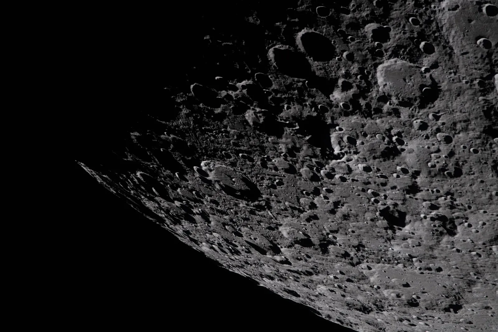 Foto del polo sur de la luna