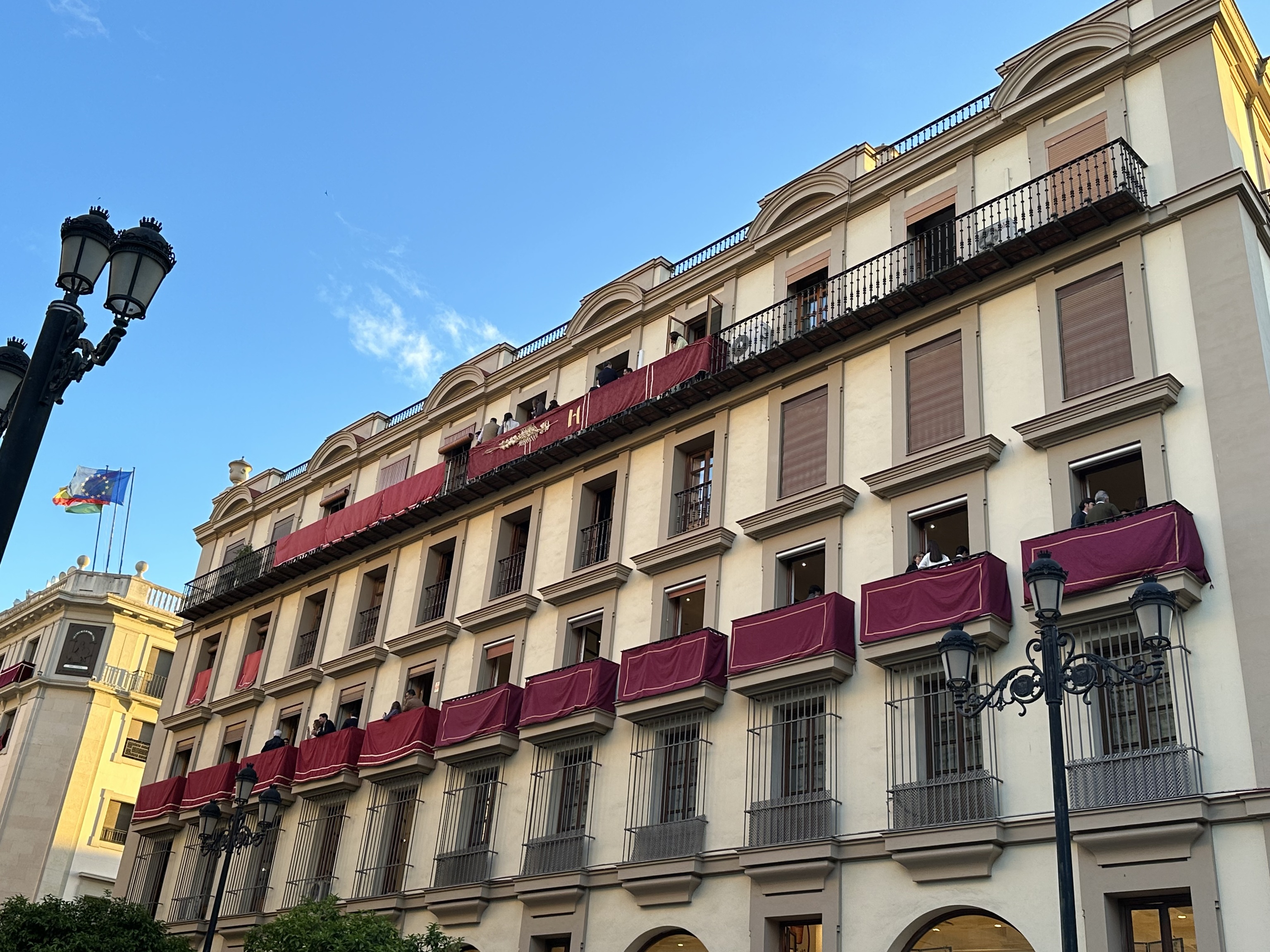 Los balcones del centro, engalonados para la ocasi�n.