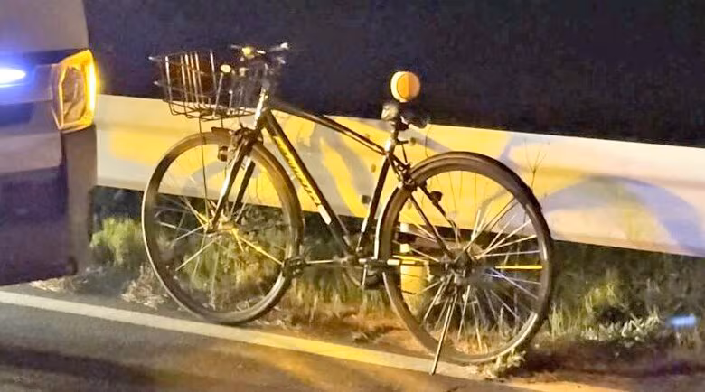 自転車の17歳高校生が頭の骨を折る重傷　道路脇に停車中、後ろからきた車にはねられる　59歳男を過失運転致傷の疑いで現行犯逮捕｜FNNプライムオンライン