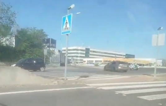 El motorista de la Guardia Civil de Tr�fico en el momento de producirse el accidente.