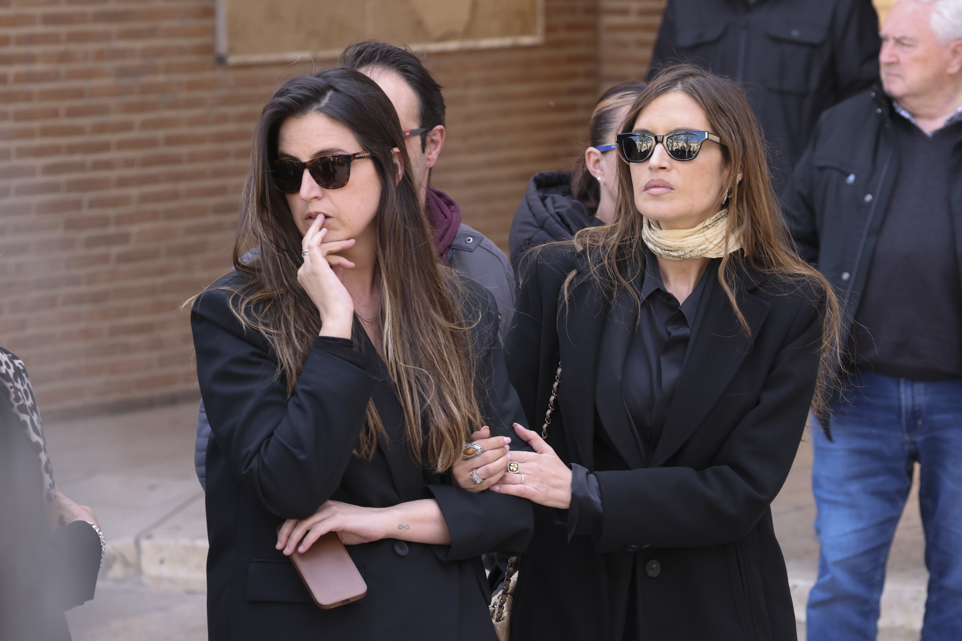 Sara e Irene Carbonero en el funeral de su madre