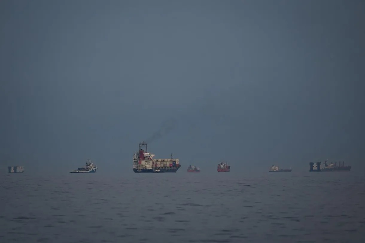 Petroleros y mercantes esperan en el Estrecho de Ormuz vistos desde Emiratos �rabes Unidos, el s�bado