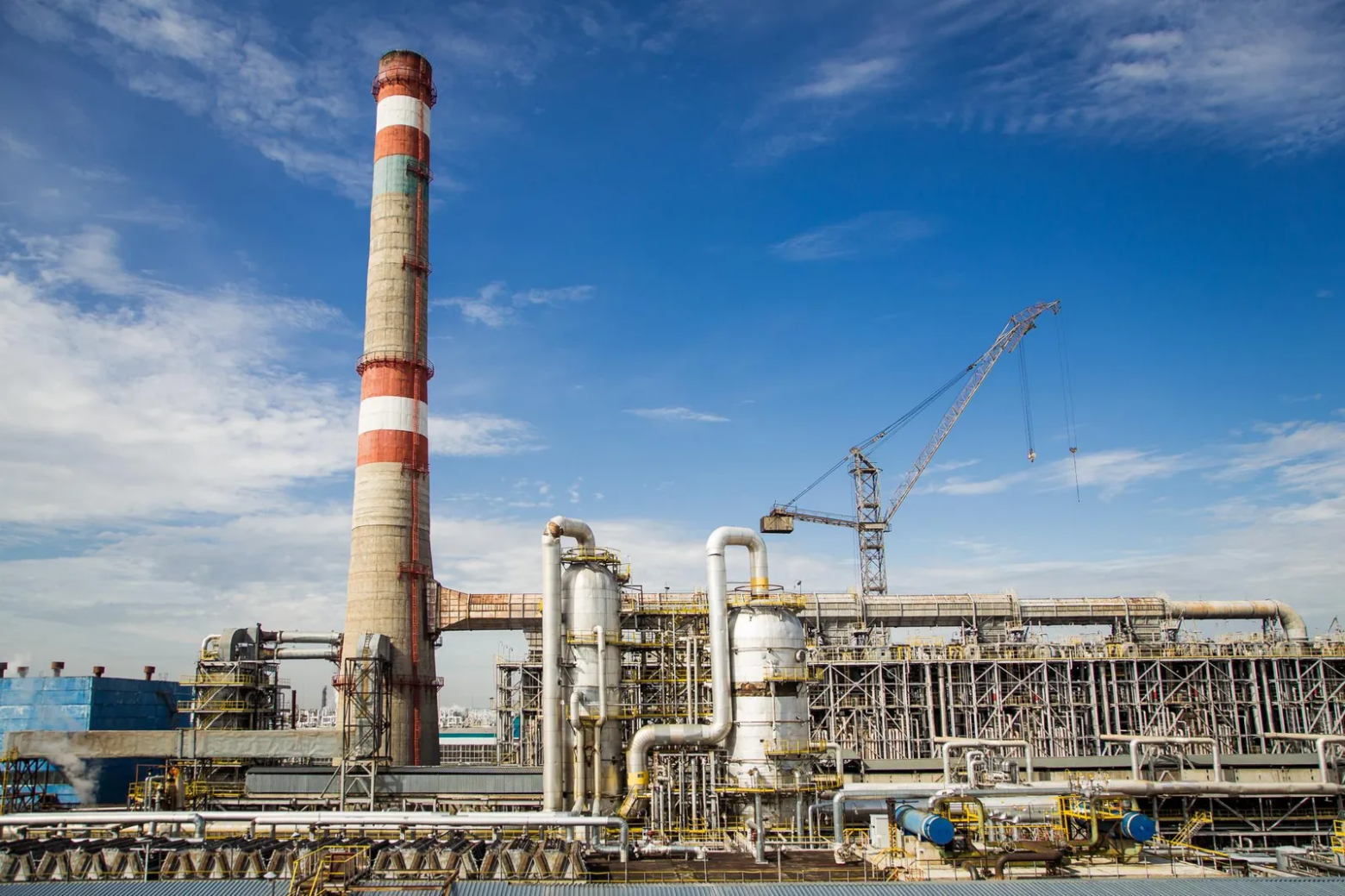 Печь пиролиза — это система раскалённых трубок (800+ °C). Внутри них нафта разлагается на простые молекулы, в том числе пропилен. Печь пиролиза — это система раскалённых трубок (800+ °C). Внутри них нафта разлагается на простые молекулы, в том числе пропилен.