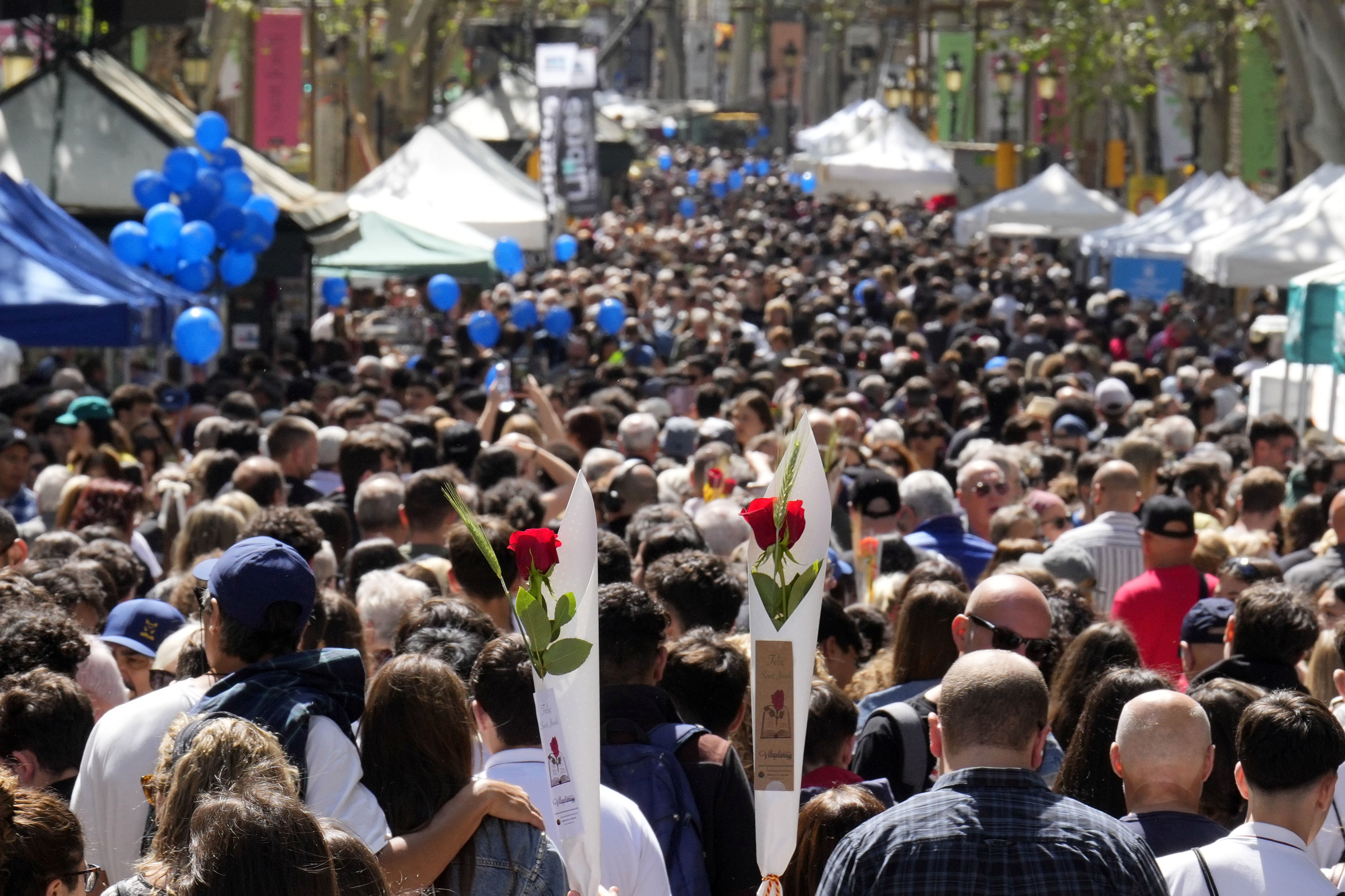 Una imagen de las Ramblas de Barcelona, durante el d�a del libro del pasado a�o.