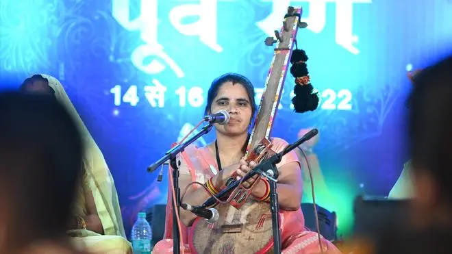 Folk singer Geeta Parag says she lives by the doha: “Kabeera khada baazaar mein, maange sabakee khair, na kaahoo se dostee, na kaahoo se bair” (Kabir stands in the market, wishing well for all—neither friendship with anyone, nor enmity with anyone). Folk singer Geeta Parag says she lives by the doha: “Kabeera khada baazaar mein, maange sabakee khair, na kaahoo se dostee, na kaahoo se bair” (Kabir stands in the market, wishing well for all—neither friendship with anyone, nor enmity with anyone).