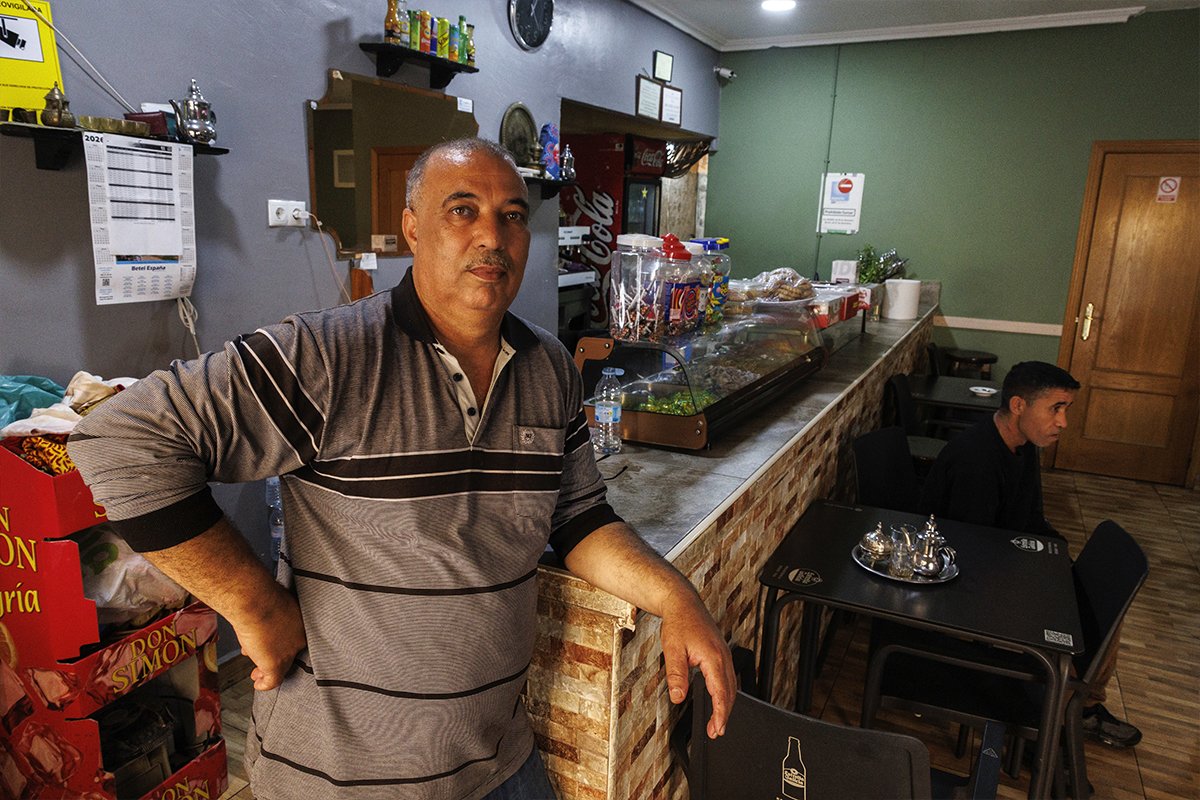 Mohamed Maimouni, marroquí de 55 años, llegó a España en 1991.En 2001, abrió su propio bar en Talayuela (Cáceres).