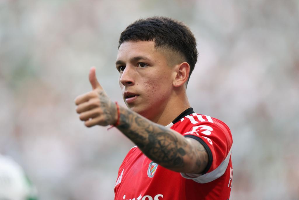 El delantero argentino Gianluca Prestianni, hace un gesto durante un partido en Lisboa el 19 de abril.
