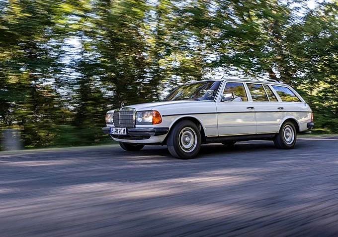 El W123 T de 1977, ya está concebido y fabricado por Mercedes