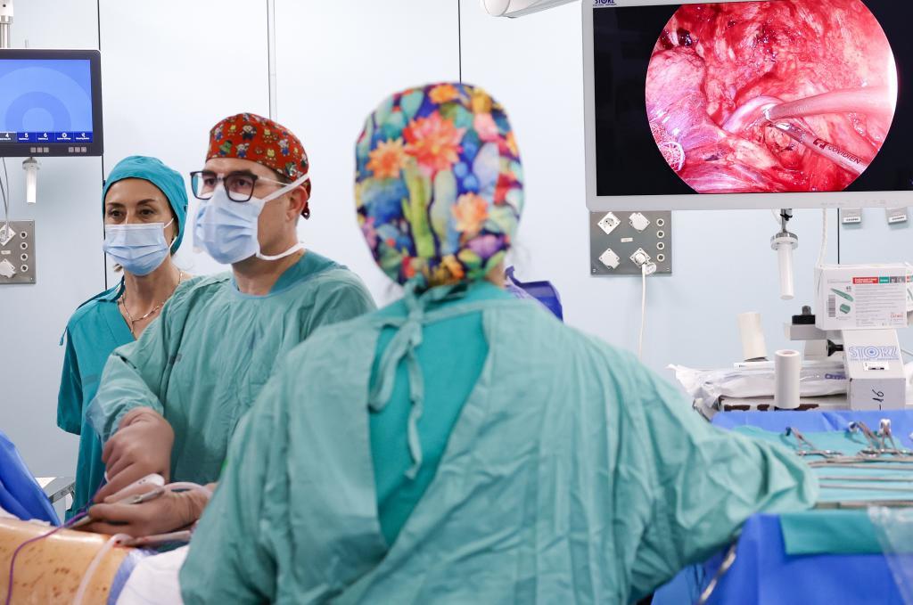 Cirujanos durante una intervenci�n en un hospital