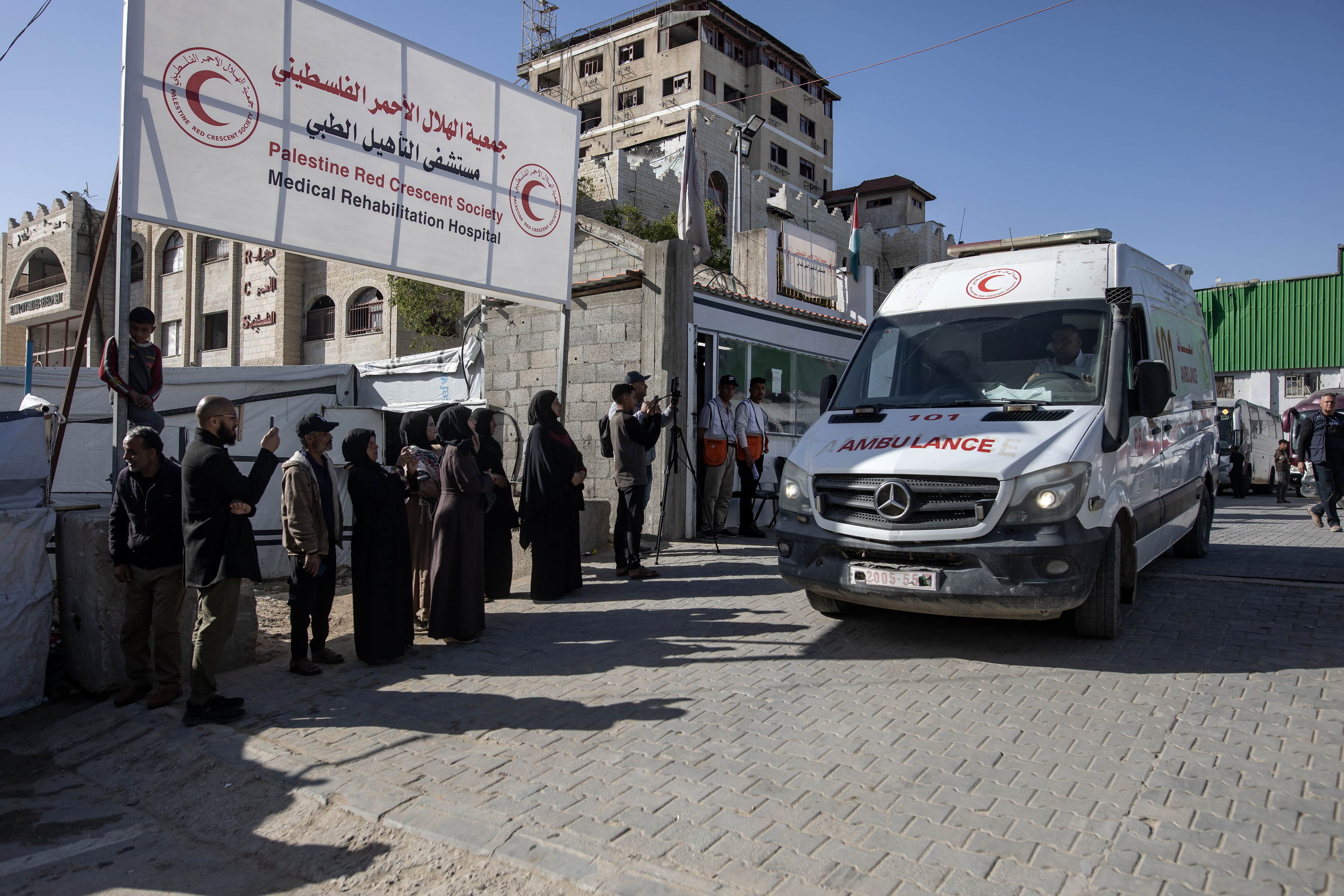 Ambulancias salen de la sede de la Media Luna Roja transportando palestinos heridos.