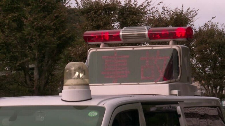 高速で男性がトラックの荷台から転落し意識不明の重体…頭から出血し救急搬送　交通規制の作業をしていて移動中の事故｜FNNプライムオンライン