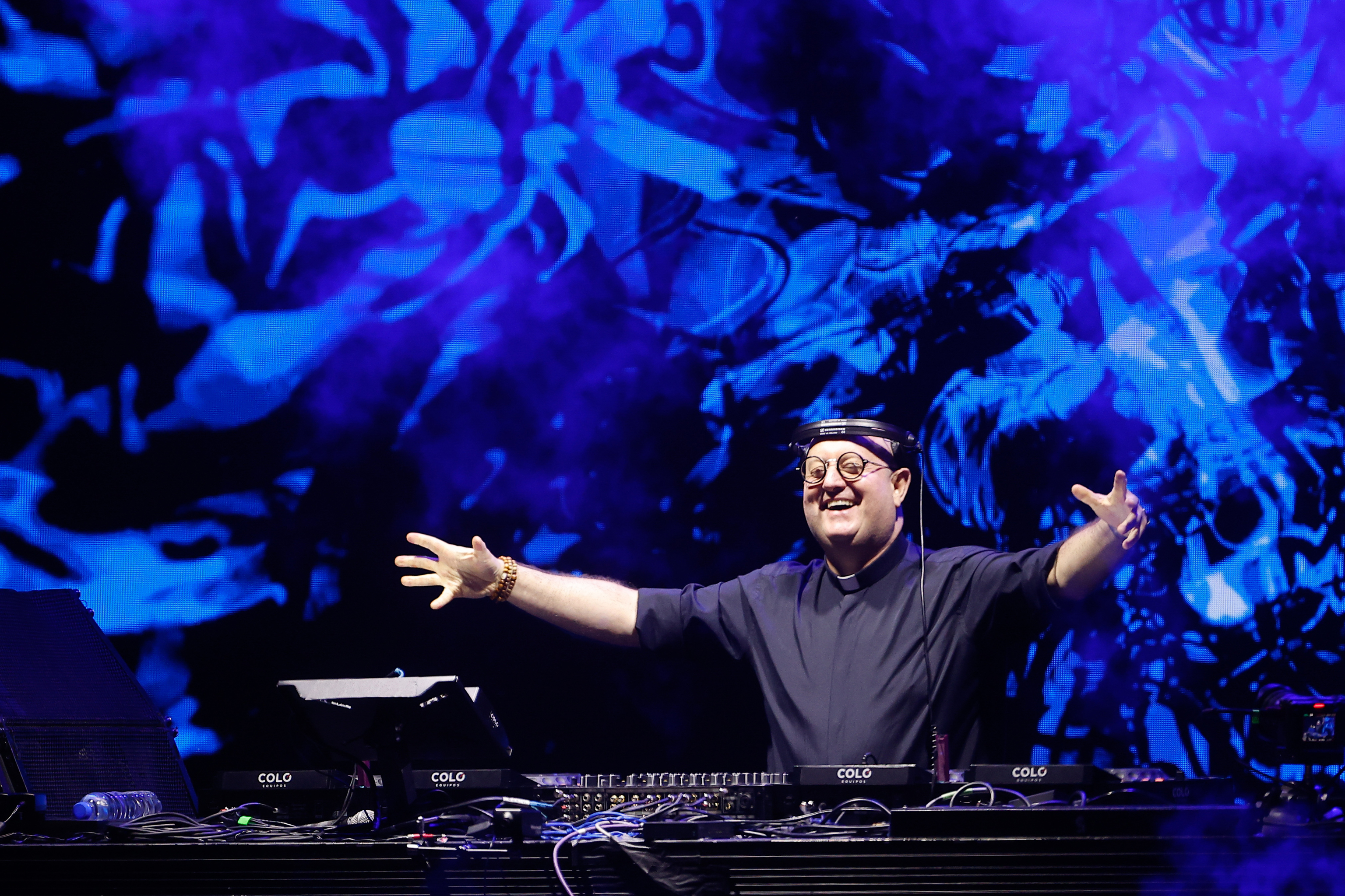 El sacerdote Guilherme Peixoto realiza un set de DJ en Buenos Aires (Argentina).