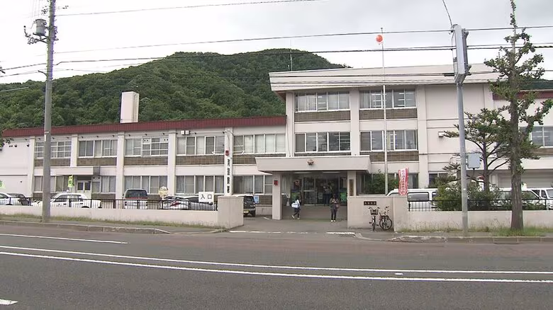飲酒運転取り締まり中のパトカーから逃れそのまま走行→街路樹に衝突…運転していた会社員の28歳男から”酒の臭い”検査し酒気帯び運転容疑で現行犯逮捕「反省しています」容疑認める_北海道札幌市<br />｜FNNプライムオンライン