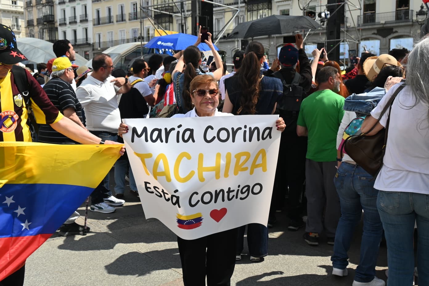 Florinda Hern�ndez, con un cartel de apoyo a la l�der opositora venezolana.