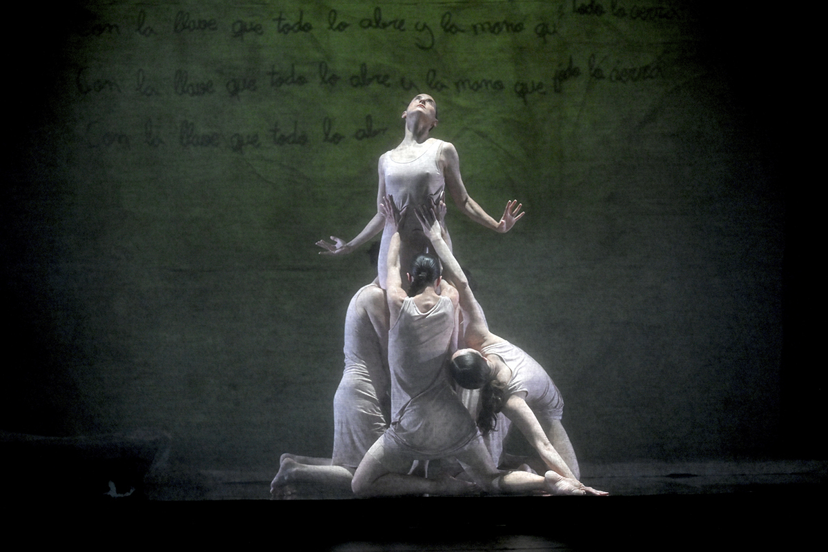 Representaci�n de la obra de danza contempor�nea 'Las hijas de Bernarda' en Valencia.