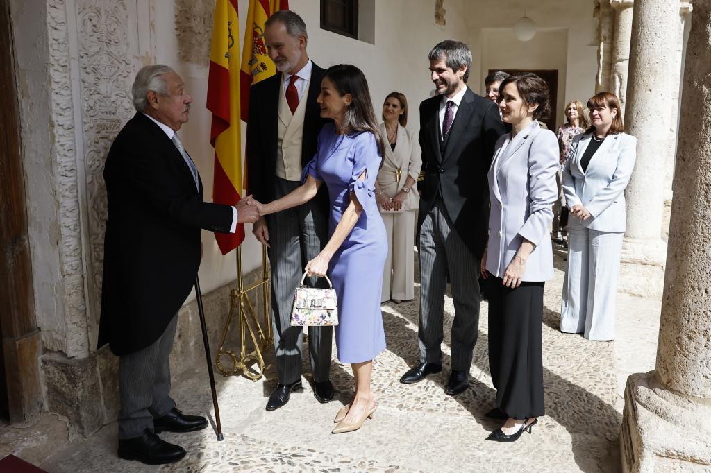 Gonzalo Celorio saluda a Don Felipe y Do�a Letizia. Detr�s, Ernest Urtasun e Isabel D�az Ayuso.