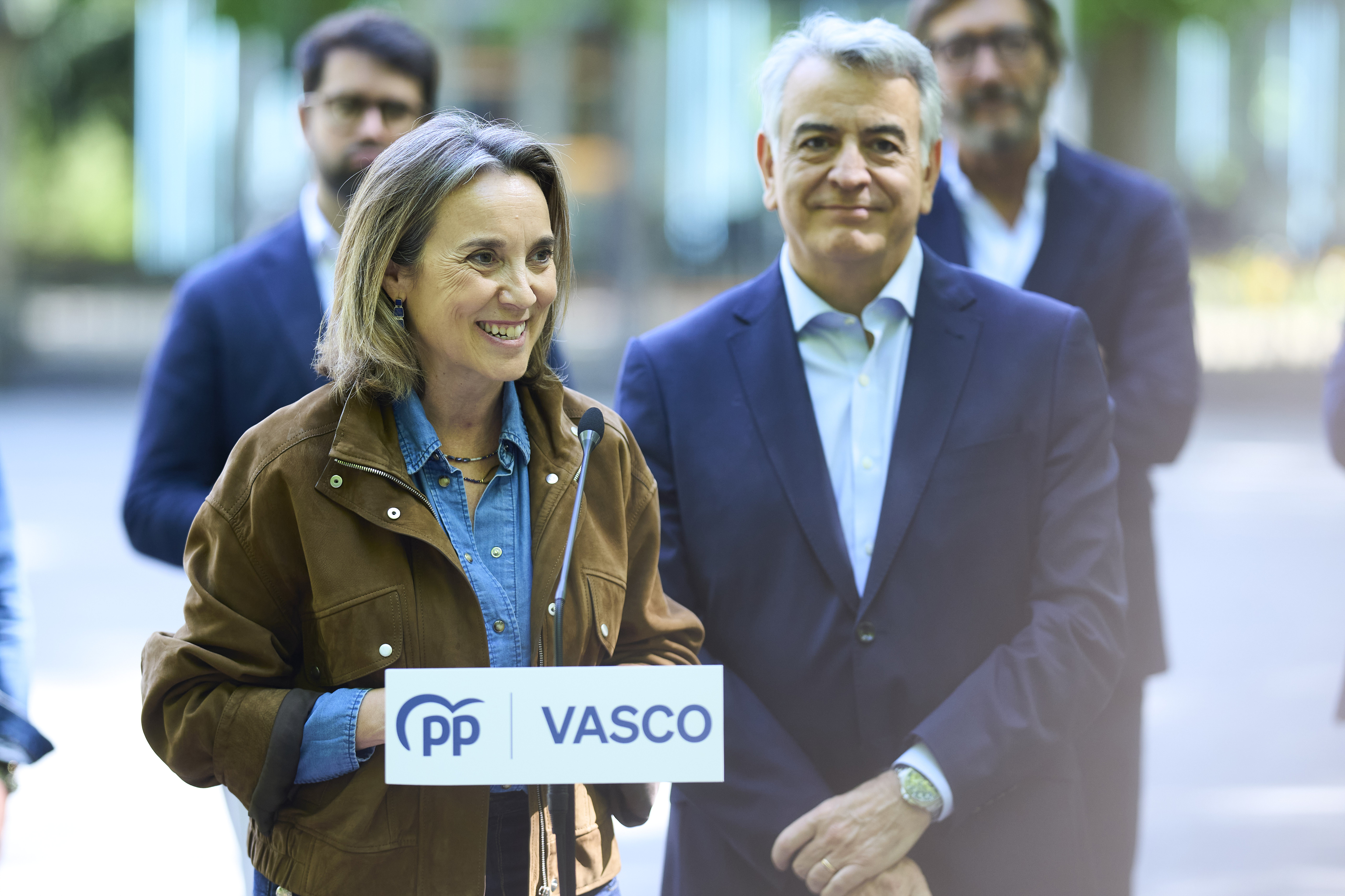 La dirigente del PP Cuca Gamarra junto al l�der en Euskadi Javier de Andr�s durante una comparecencia conjunta en el parque de La Florida en Vitoria.