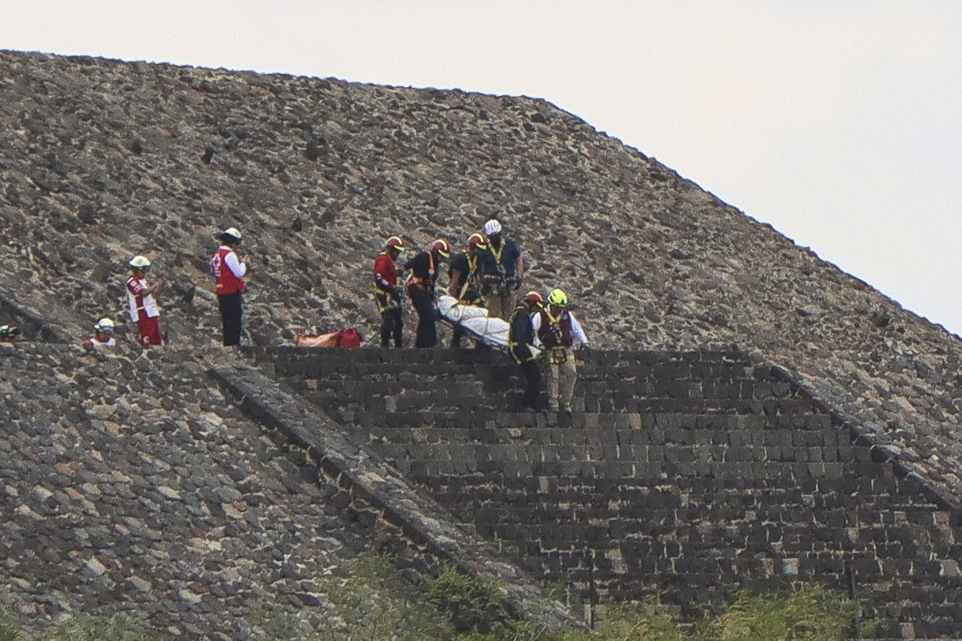 Integrantes de la Polic�a y peritos forenses trabajan en la zona donde se registr� un ataque con arma de fuego este lunes, en la zona arqueol�gica de Teotihuac�n.