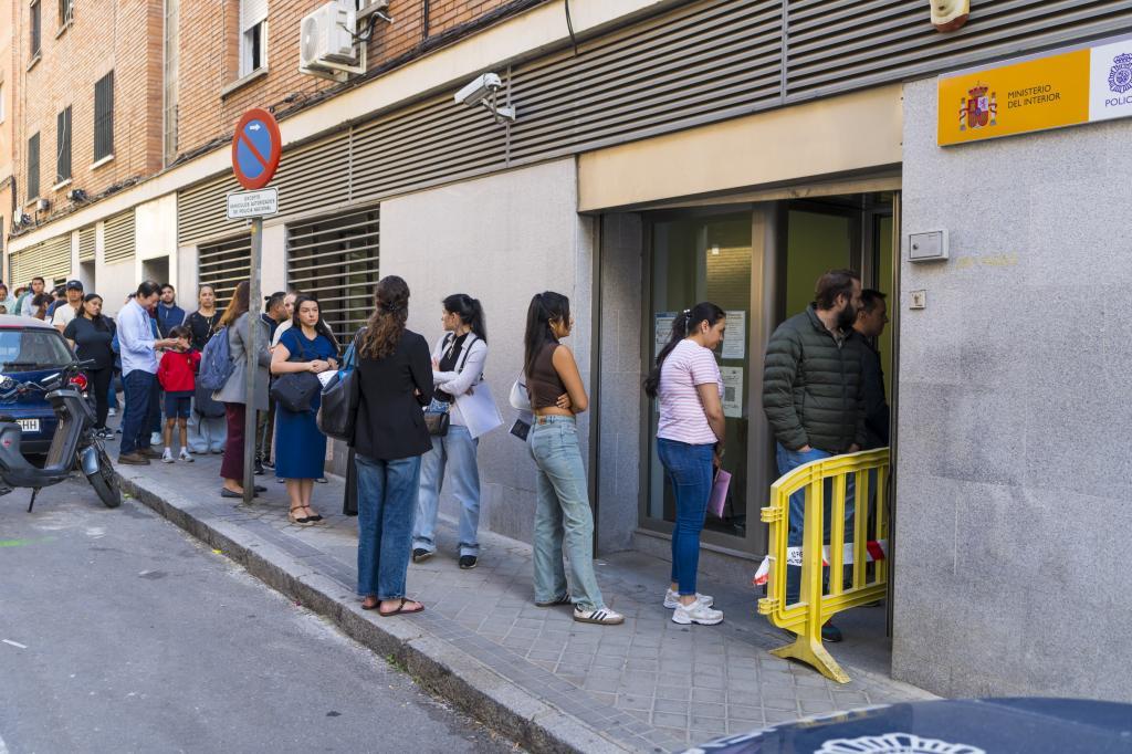 Cola en la Oficina de Extranjer�a de Tetu�n (Madrid), este lunes.