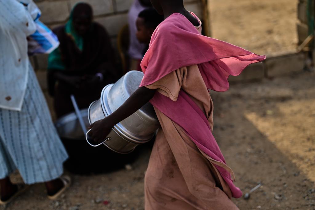 Una ni�a sudanesa desplazada internamente llega a un centro de distribuci�n de alimentos en el campamento de Al Heshan, en las afueras de Port Sudan, Sud�n, el mi�rcoles 15 de abril de 2026.