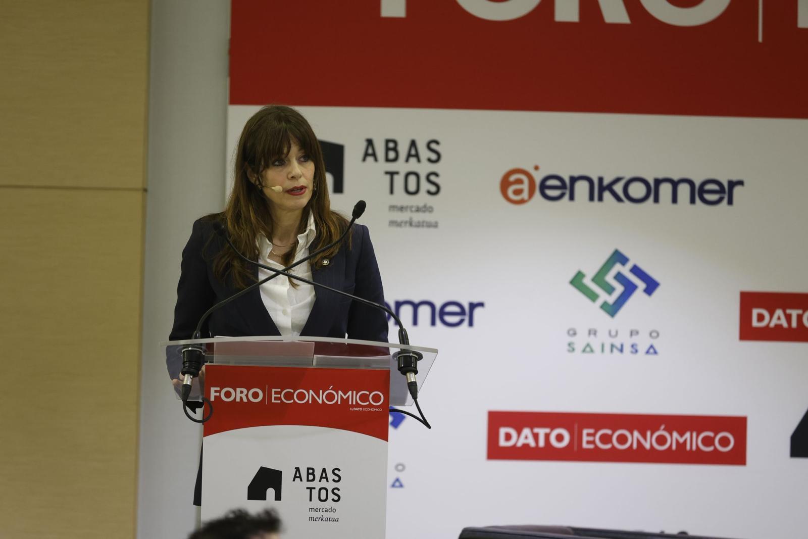 La alcaldesa de Vitoria Maider Etxebarria durante su intervenci�n en el Foro Dato Econ�mico celebrado en el hotel Canciller Ayala de Vitoria.