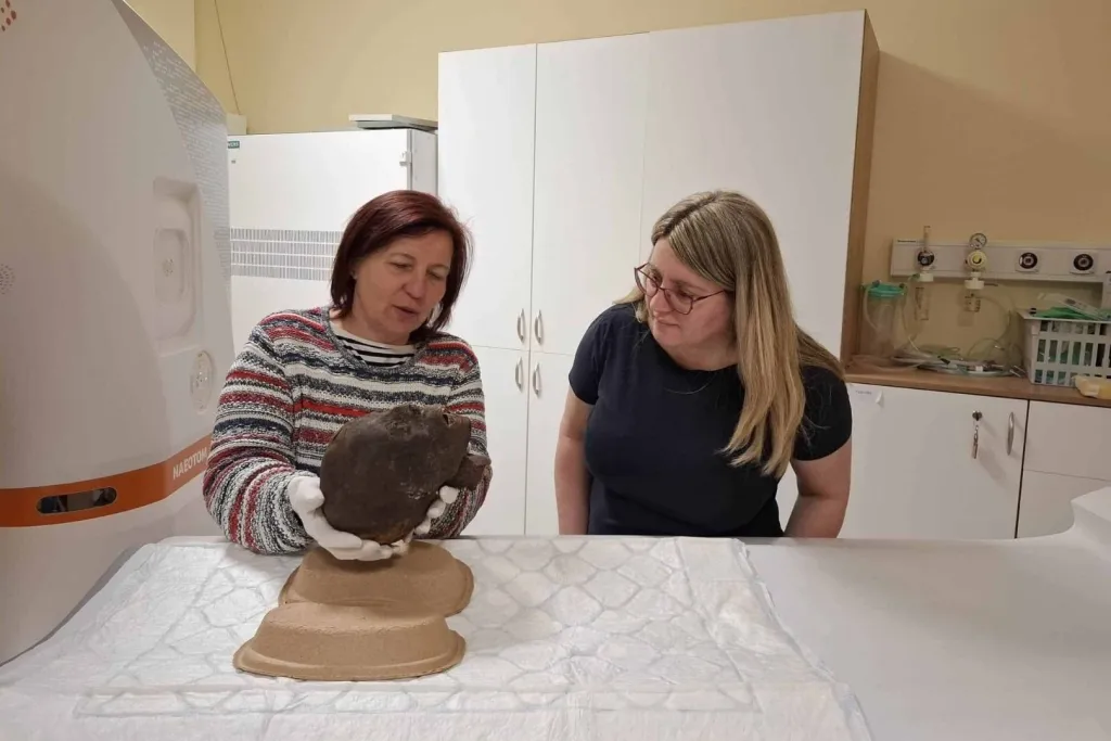 Investigadoras analizan restos momificados egipcios en laboratorio mediante tecnología de escaneo avanzada, clave para corregir errores de identificación y desvelar nuevos datos históricos