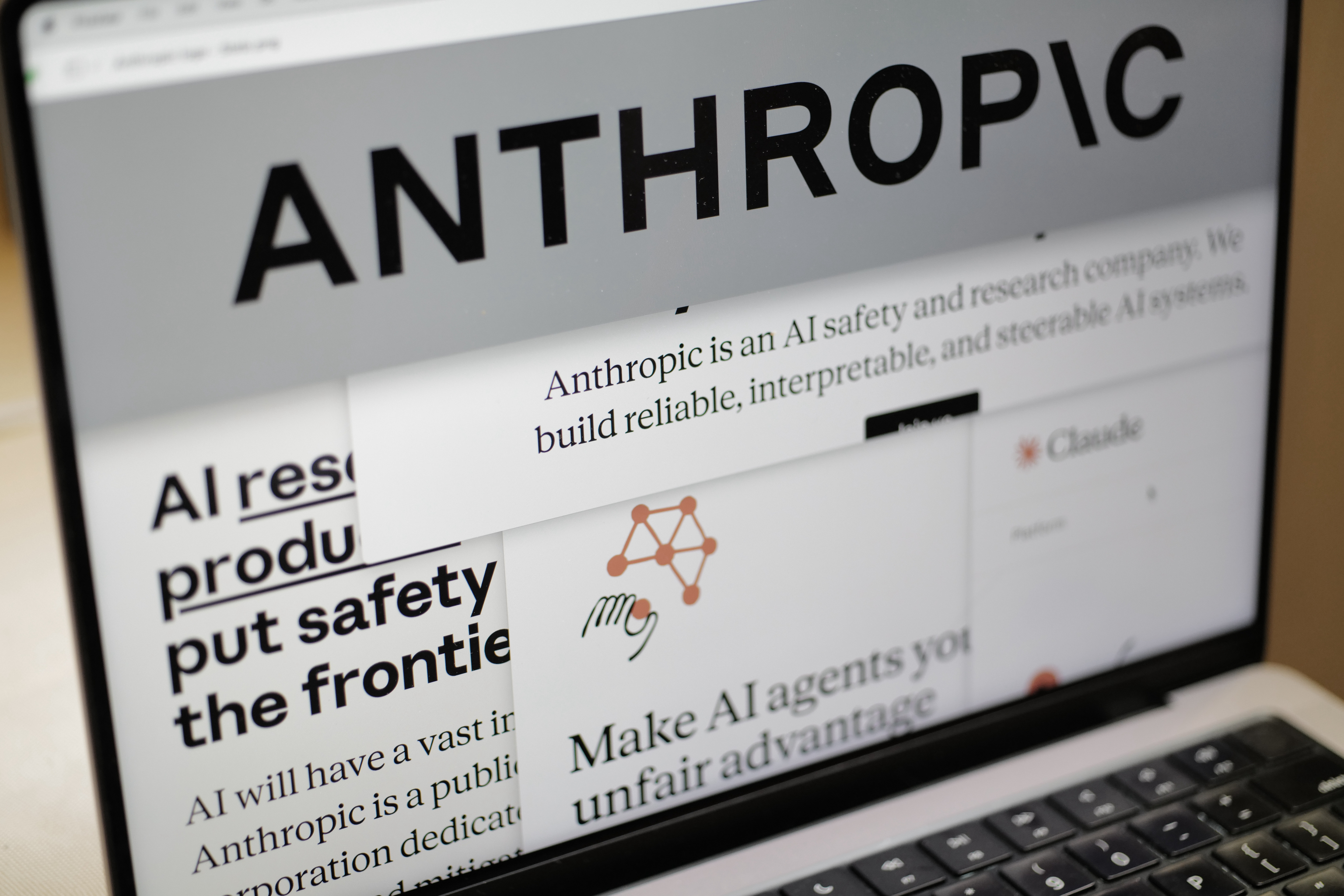 P�ginas del sitio web de Anthropic y el logotipo de la empresa.
