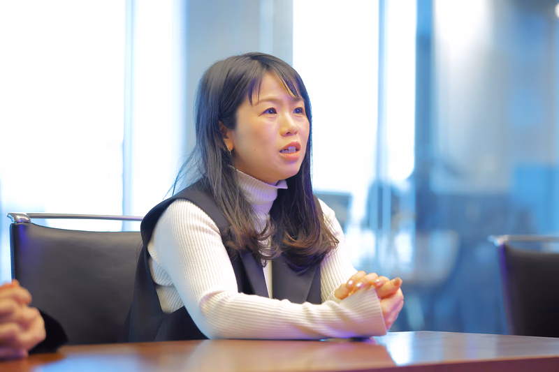 市村さん：アクセンチュア ディレクター。ECサイト運営会社、Web制作会社でデザイナーやディレクターを務めた後、2016年にIMJに入社。2018年よりアクセンチュアに在籍し、各種クライアントのWebサイトやSNSの企画・運用、サイトリニューアル、UI/UXの改善などに携わる。