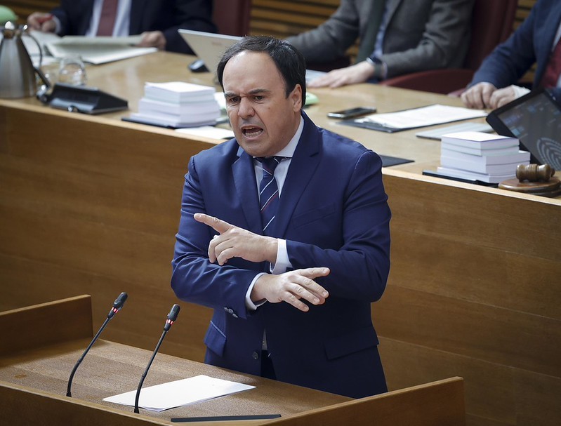 El presidente valenciano, Juanfran P�rez Llorca, en una sesi�n de control en las Cortes.