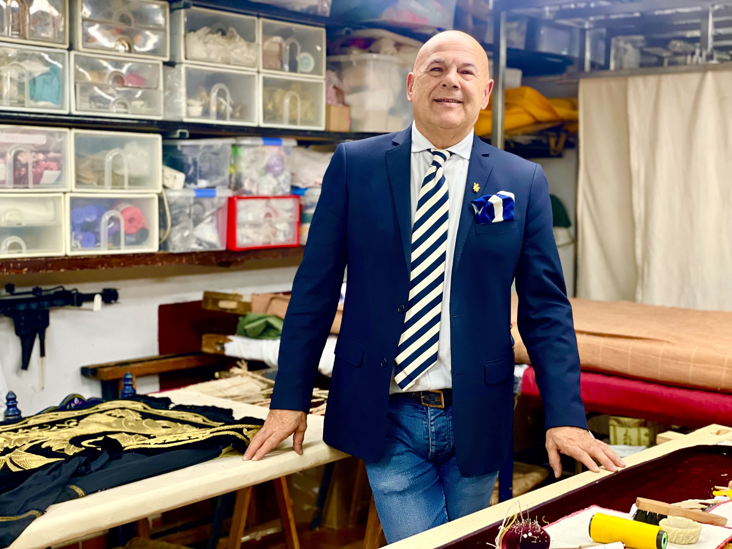 El maestro Francisco Carrera Iglesias, Paquili, en su taller.