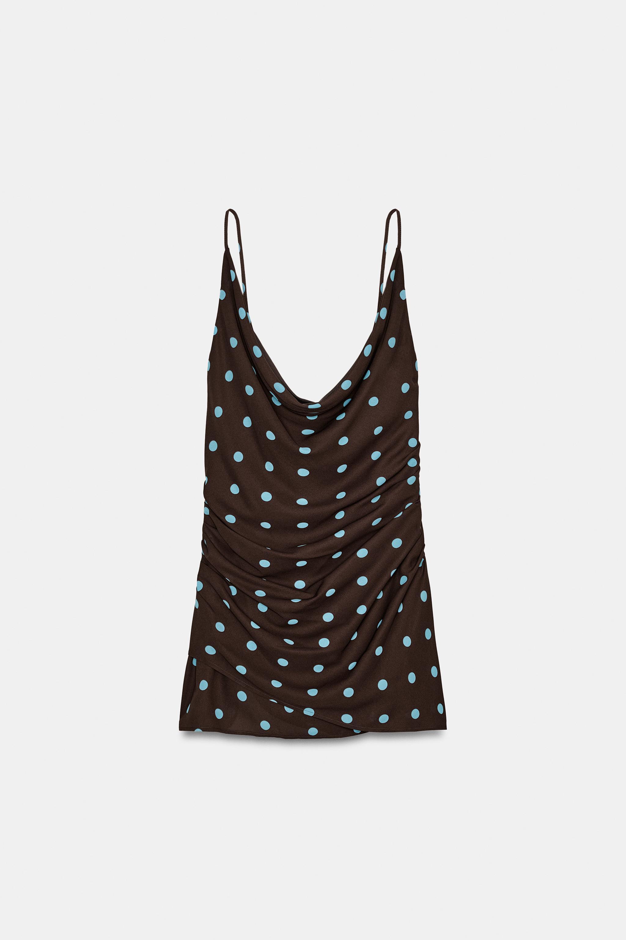 Parece un dise�o de boutique francesa: el vestido de lunares corto con frunces de Zara est� en tendencia y es la compra maestra de esta temporada para tus eventos de primavera y verano