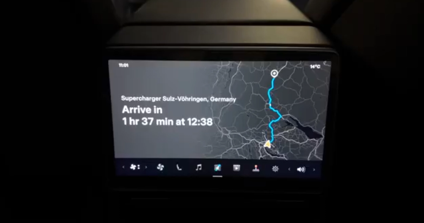 特斯拉向用户推送 Robotaxi 专属功能:后排显示屏全交互式导航地图