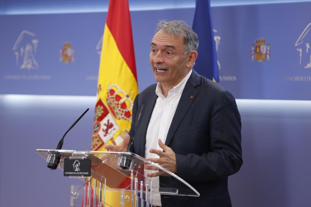 El diputado de Sumar Enrique Santiago, este jueves, en rueda de prensa.