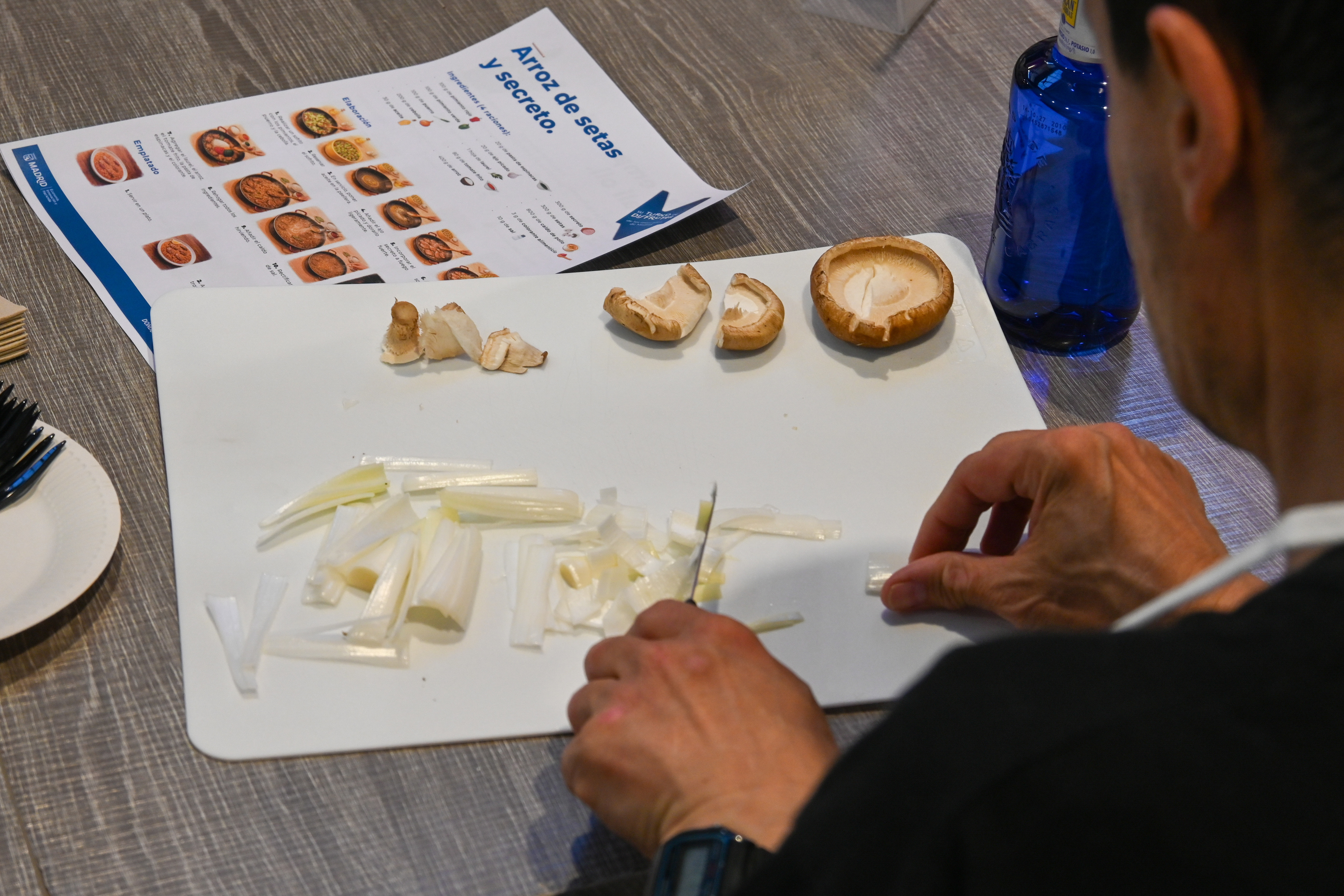 Uno de los asistentes a la clase cortando los ingredientes para el arroz.