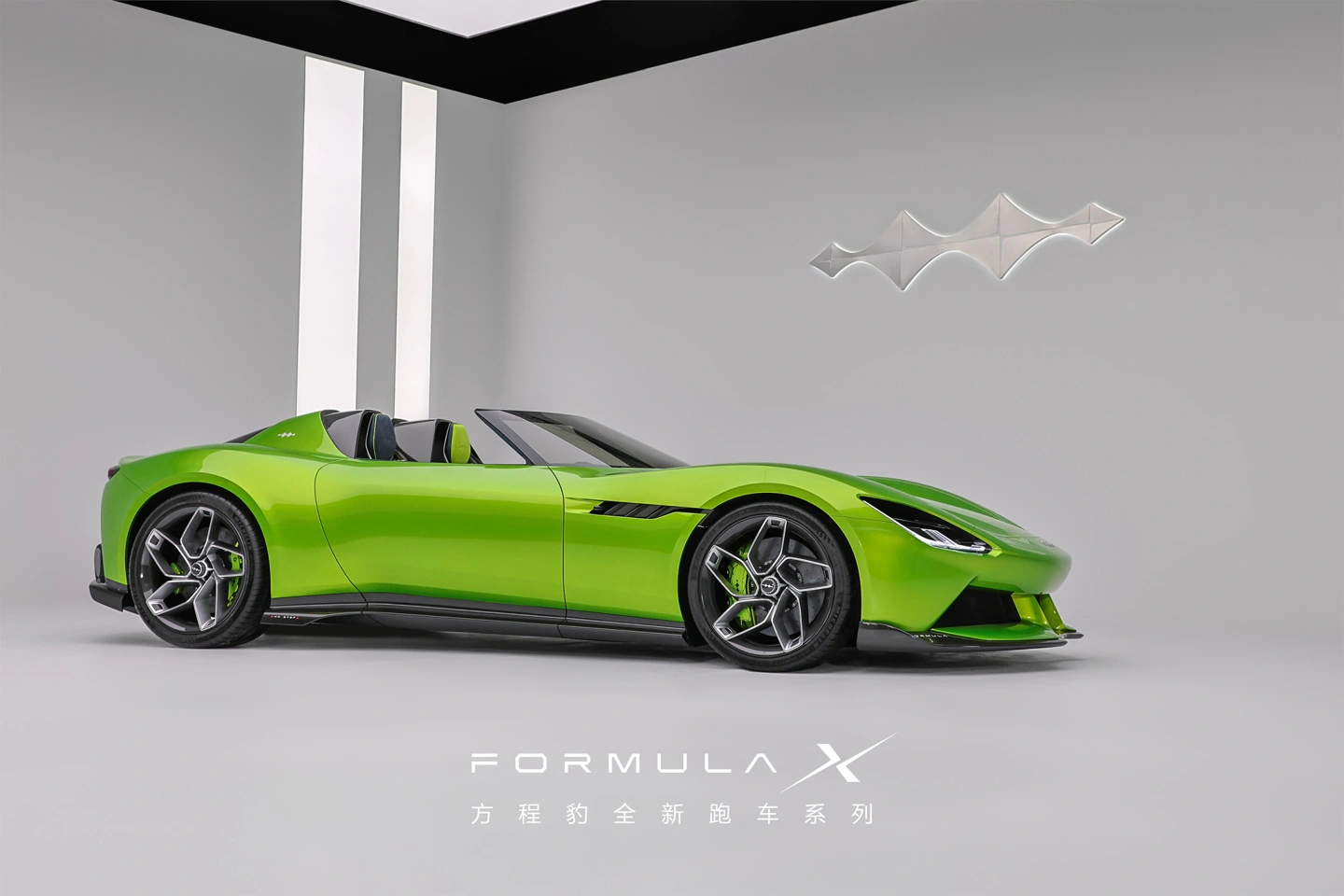 比亚迪方程豹首款跑车 Formula X 跑车官图发布:锋豹之眼前灯、1:2.5 极致车头比,明年上市
